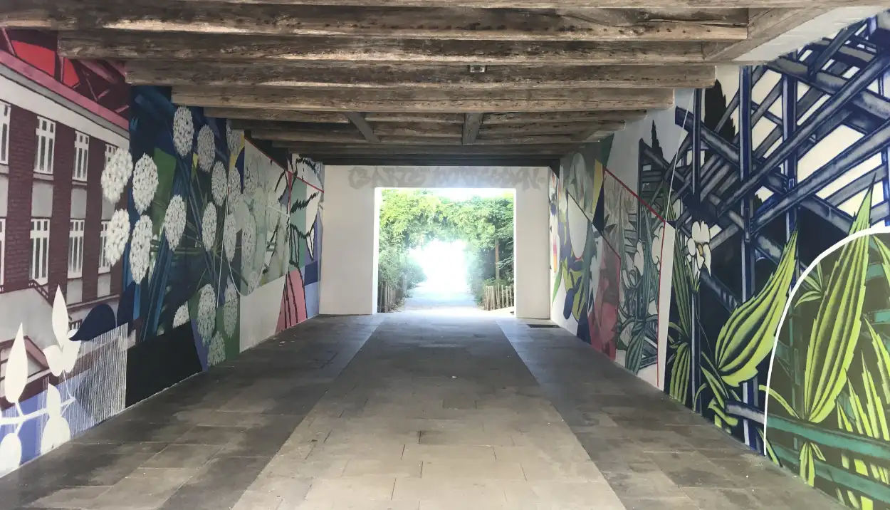 peinture dans un passage sous terrain representant des fleurs Gratiola et des anciennes usines