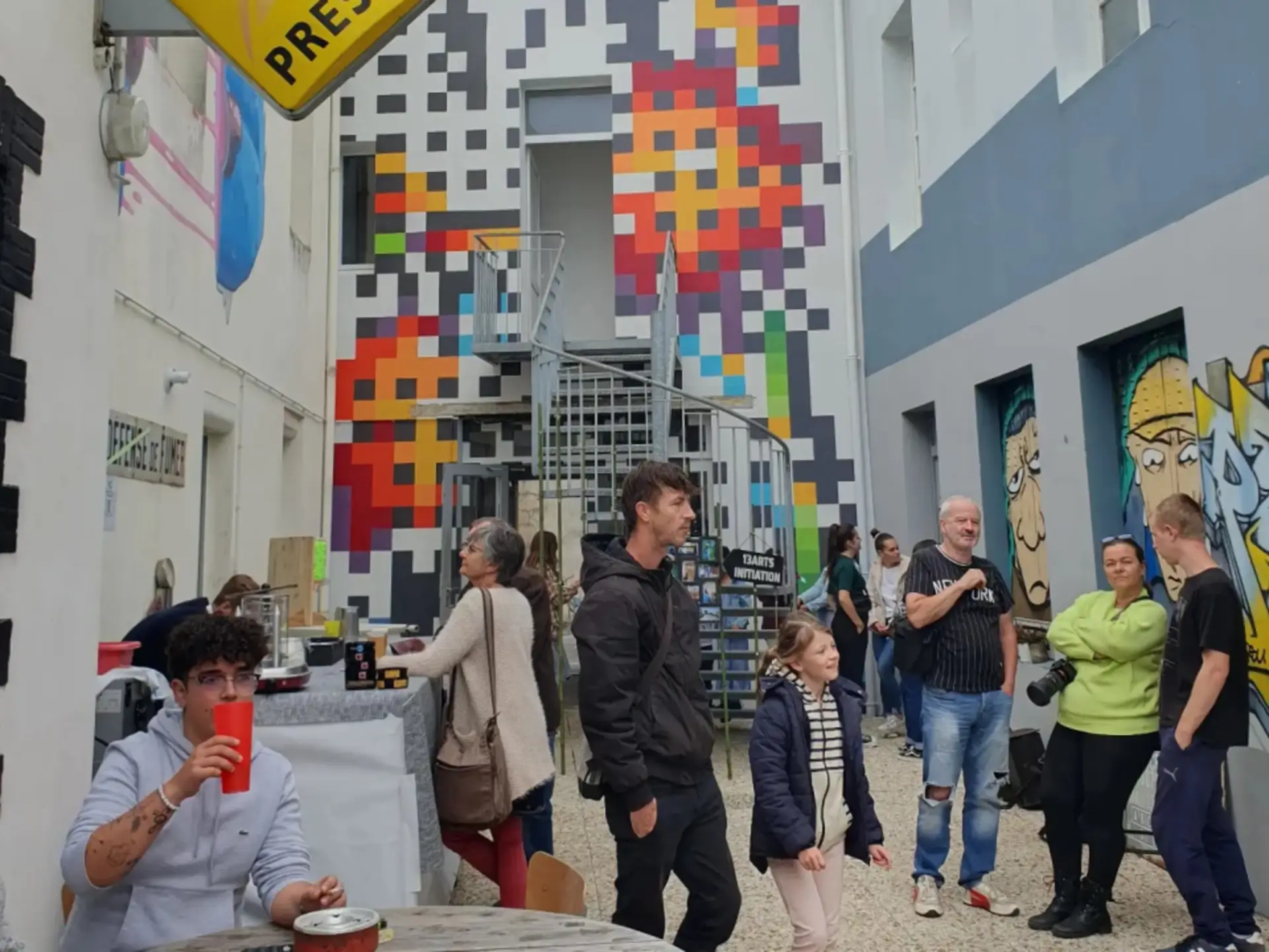 rassemblement de personnes dans la cours de l'association