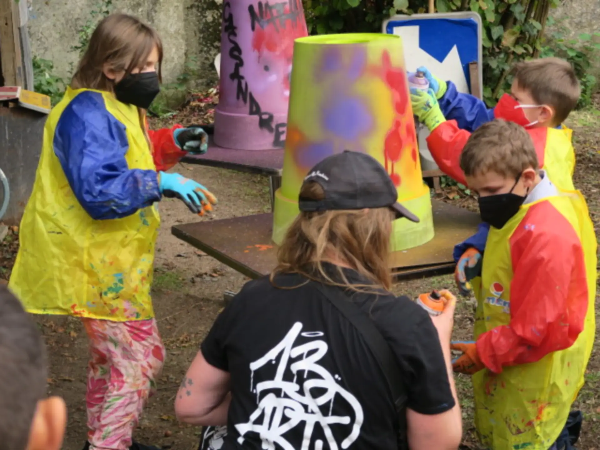atelier grafiti avec 3 enfants et leur prof
