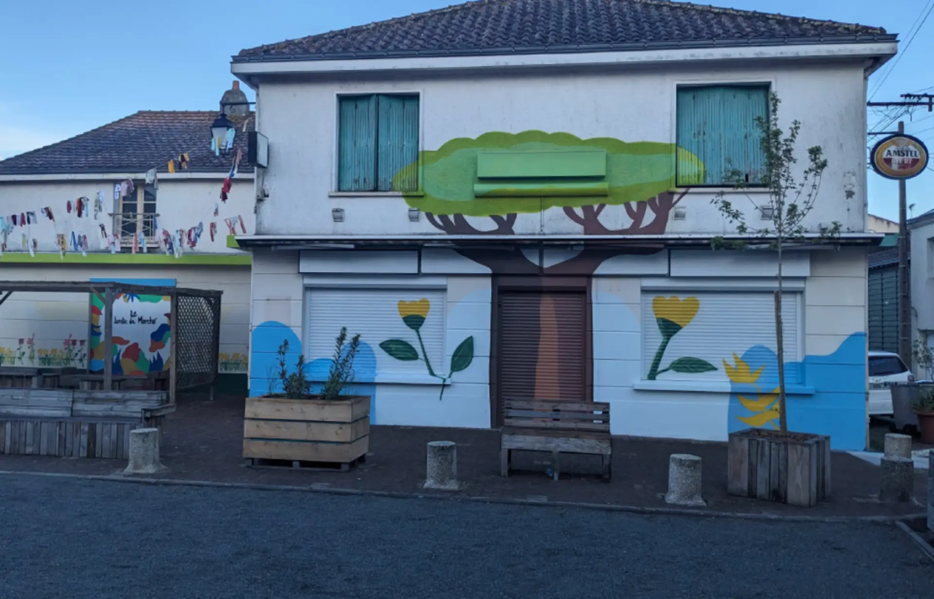 devanture peinte avec des fleurs et des arbres