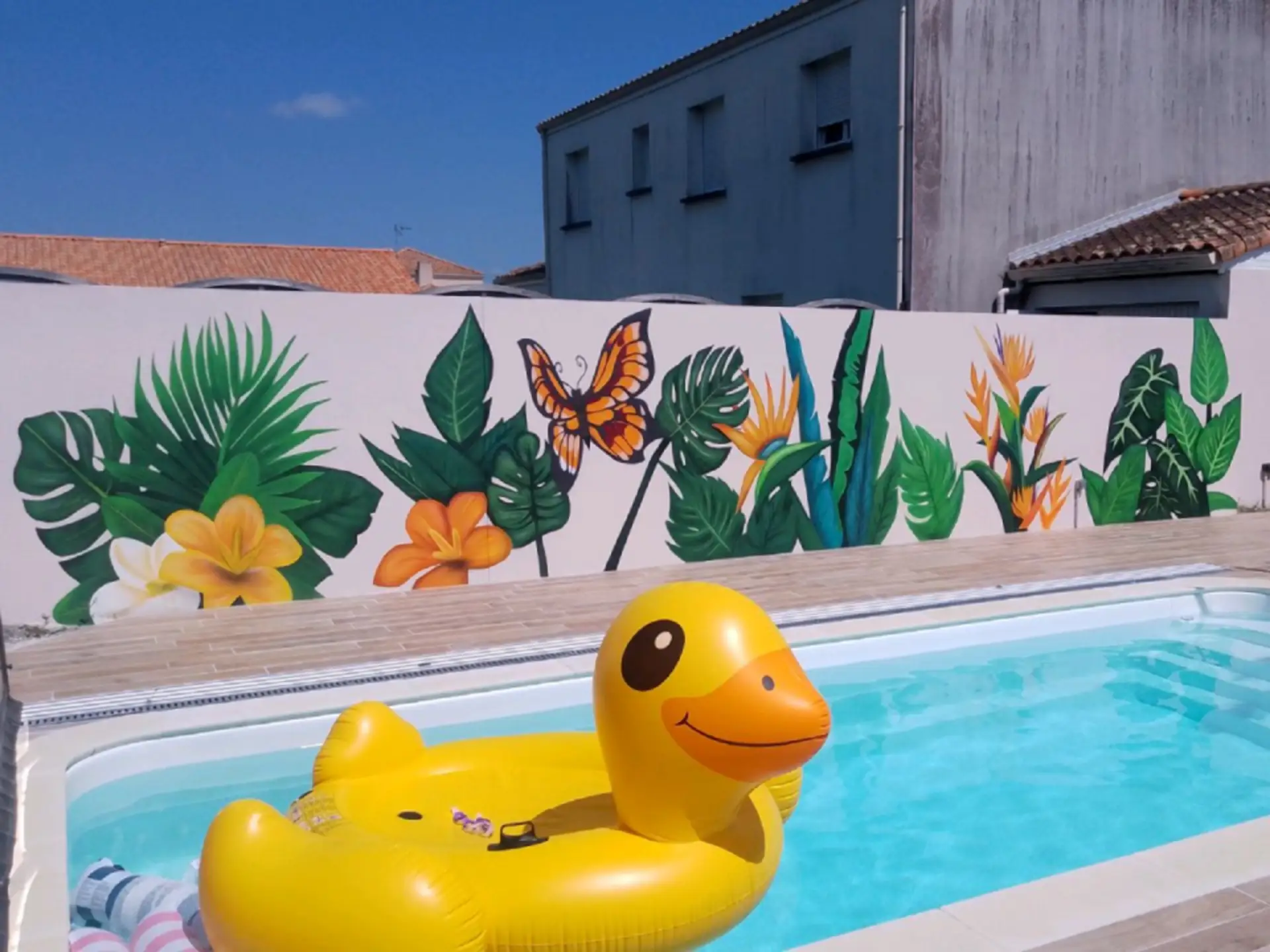 Peinture de vegetation derriere une piscine