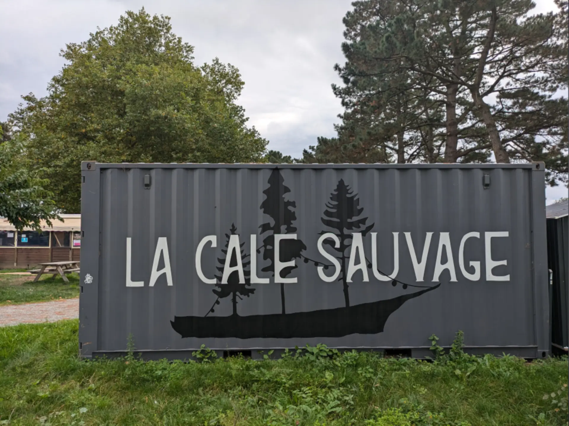 Peinture avec marqué la cale sauvage sur un conteneur