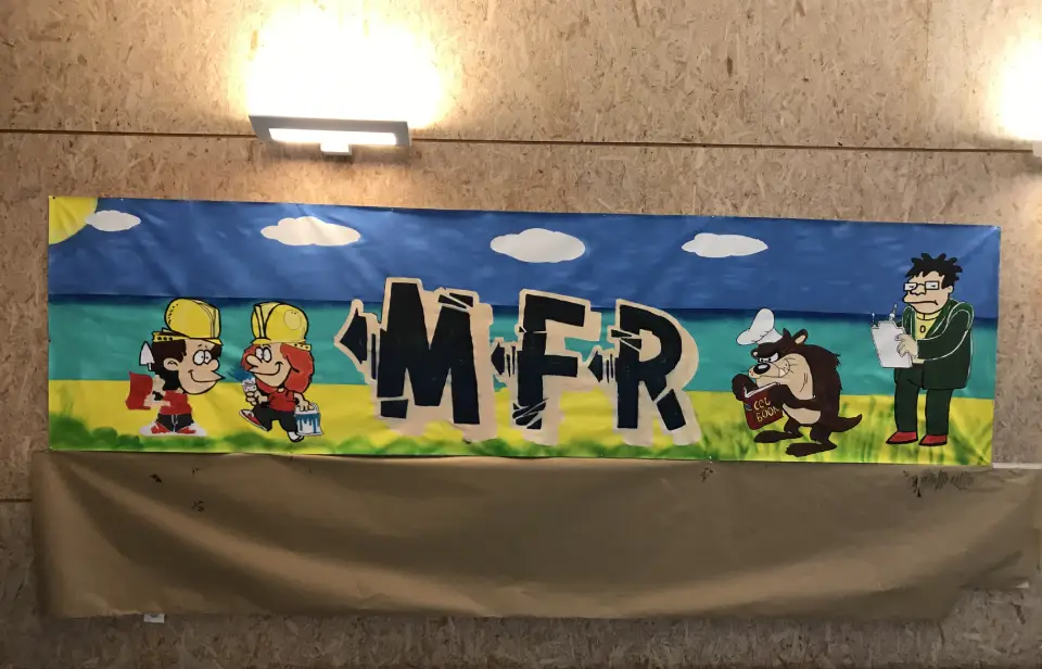 fresque de 4 personnages avec inscrit au millieu M F R