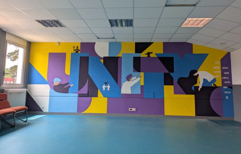 Fresque murale colorée dans le foyer du Lycée Albert Chassagne à Paimboeuf – composition graphique bleu, violet et jaune avec silhouettes illustrées et lettrage artistique