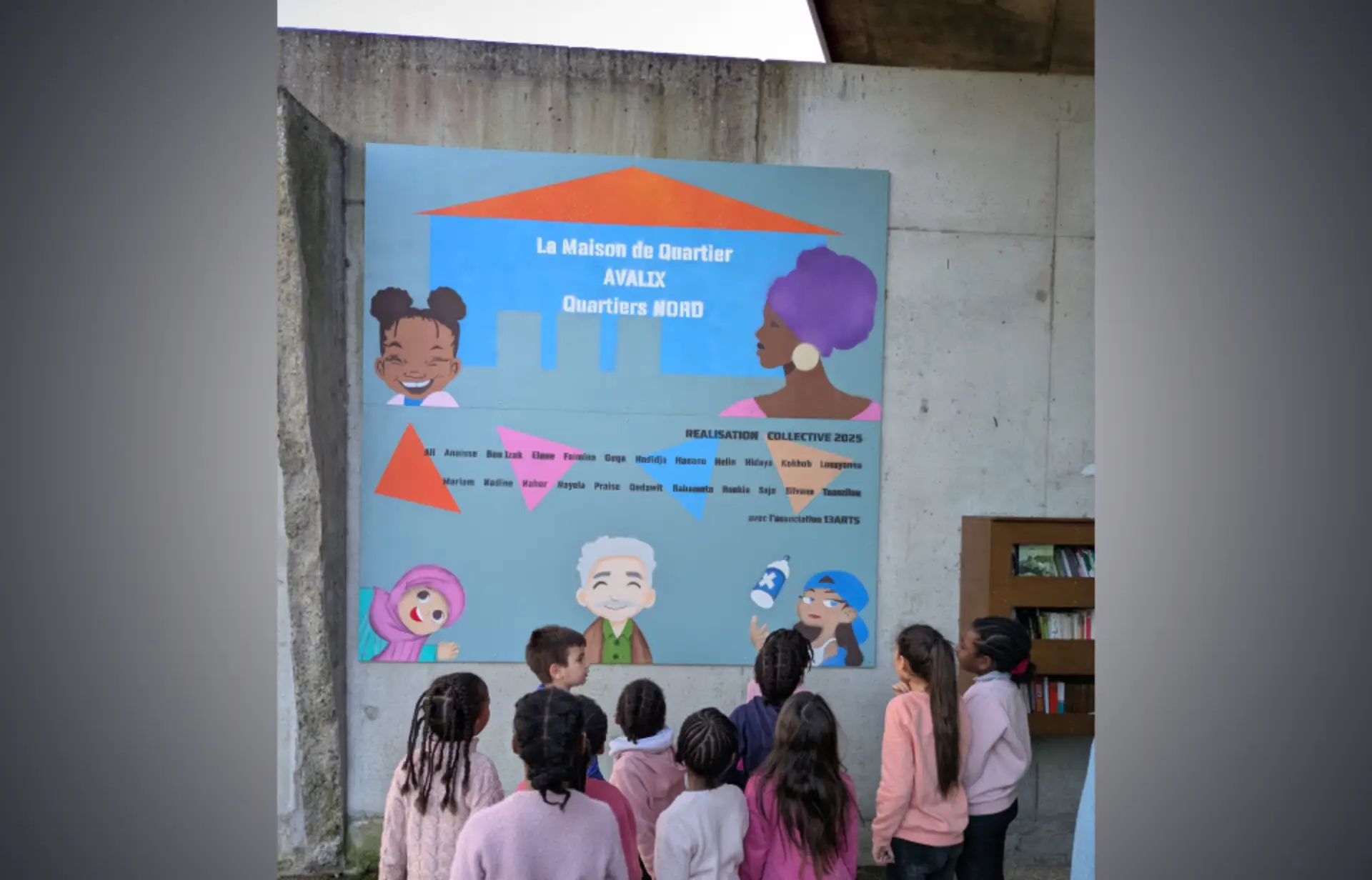 Affiche murale pour La Maison de Quartier AVALIX Quartiers Nord, avec des enfants qui la regardent attentivement