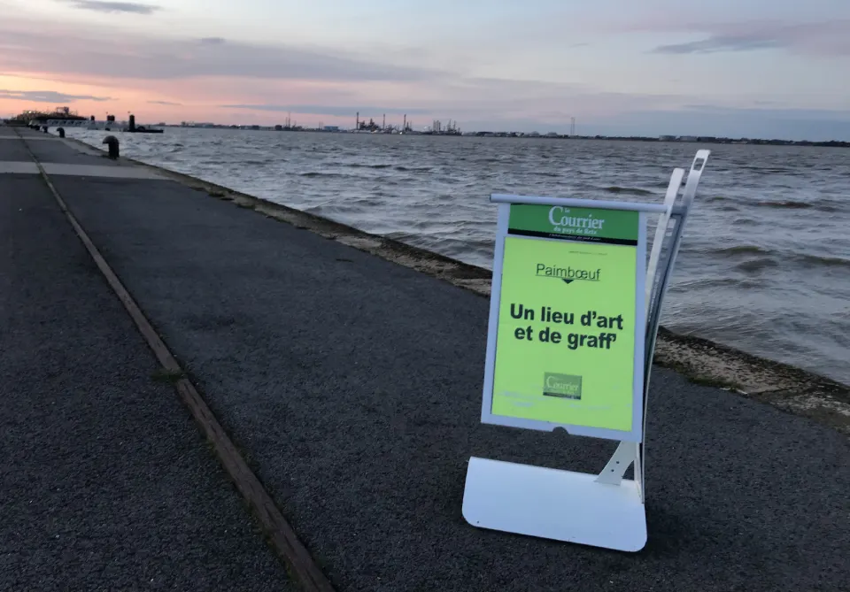 Affiche sur le bord de loire du journal le courrier du pays de retz, le titre : Un lieu d'art et de graff