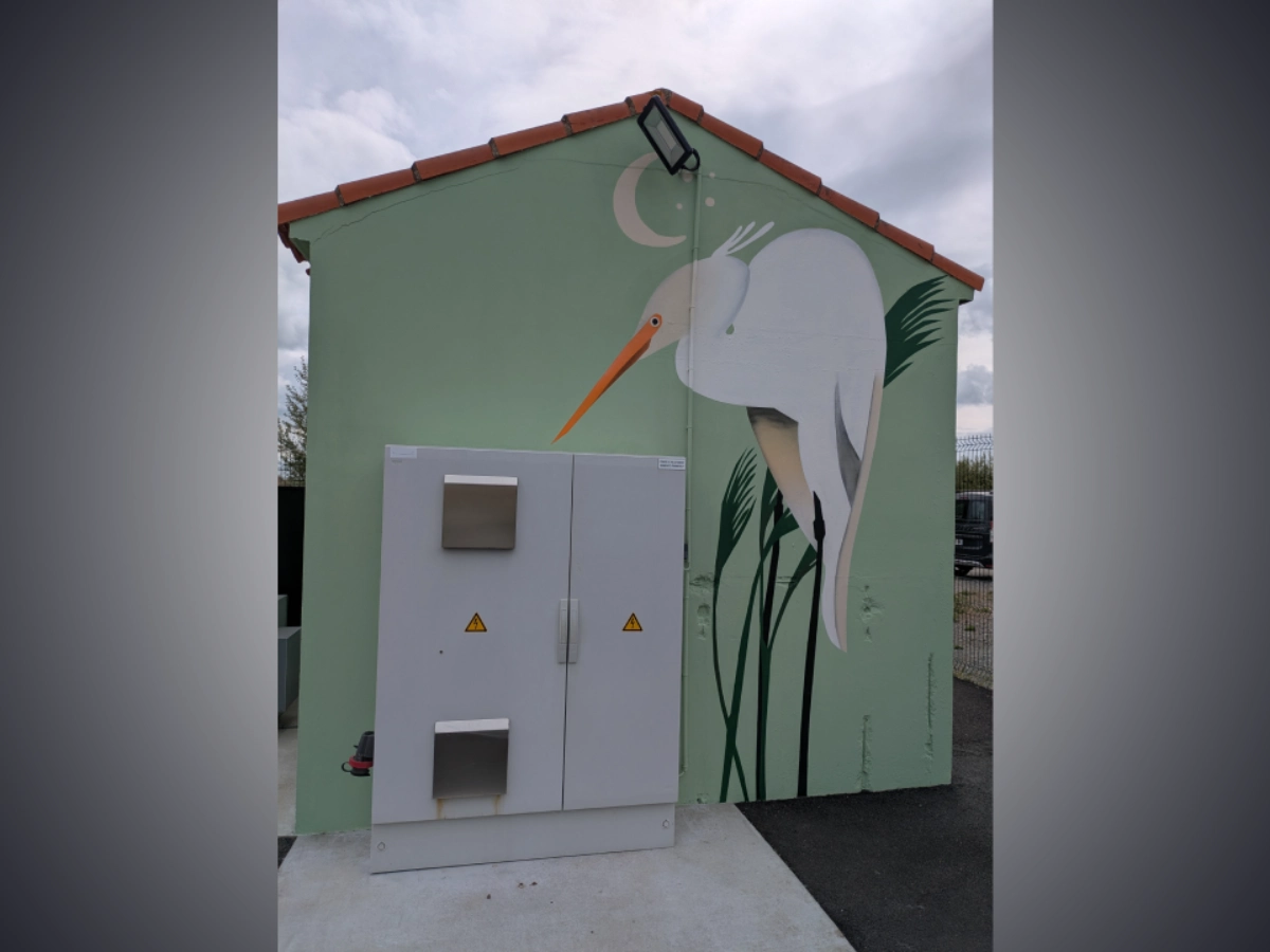Fresque murale représentant une grande aigrette blanche peinte sur un bâtiment à Paimbœuf en Loire-Atlantique