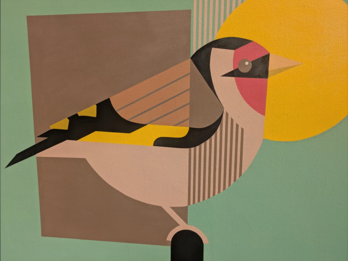Fresque artistique d’oiseau stylisé aux formes géométriques et couleurs vives réalisée à Paimbœuf en Loire-Atlantique