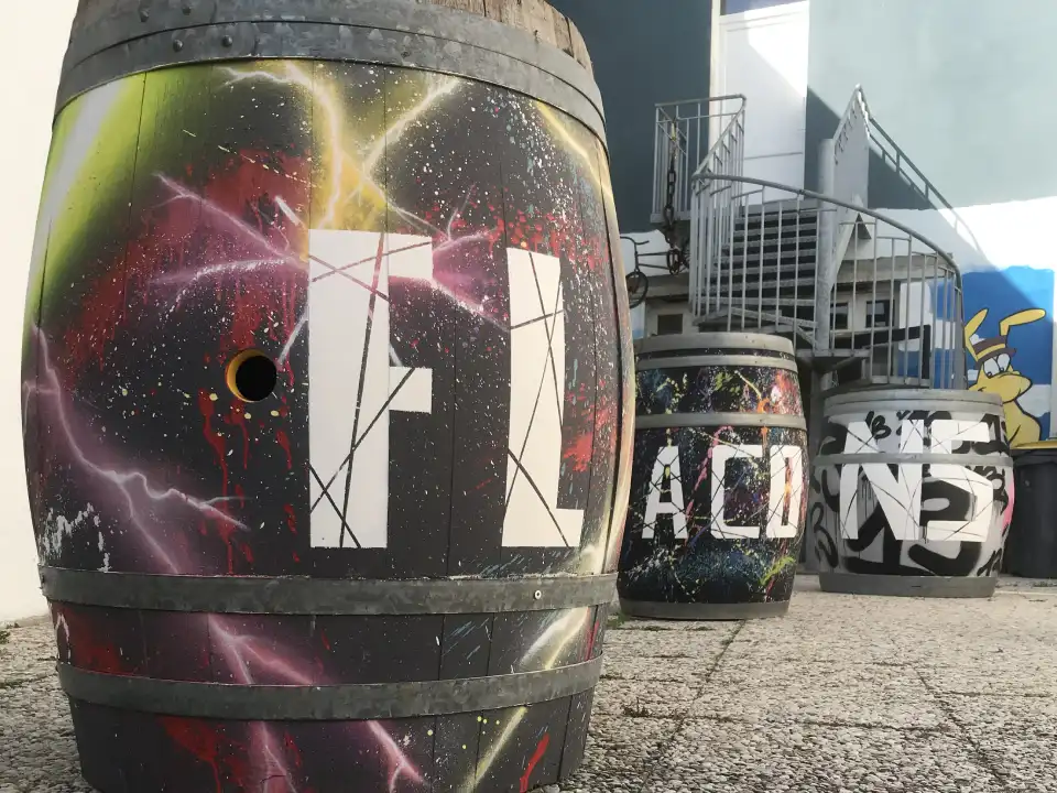 flacon inscrit sur 3 tonneaux peint