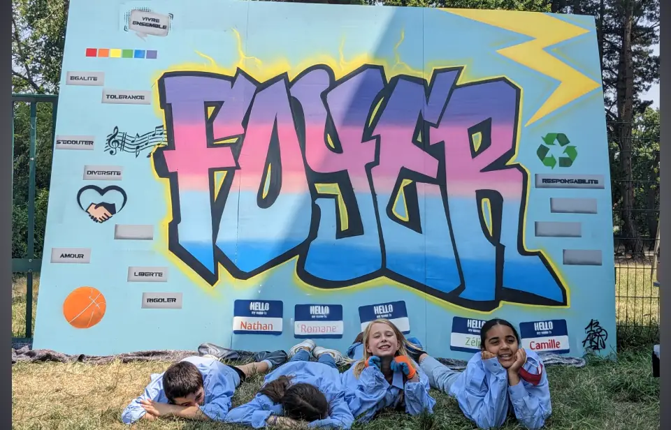 une fresque avec marqué foyer en style graffiti avec des enfants en dessous