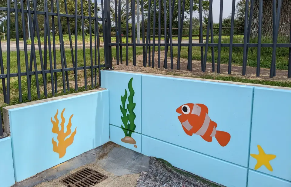 fresque de fonds marins avec poissons et algues