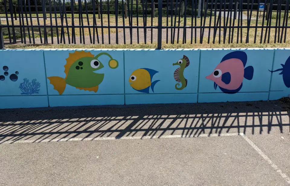 fresque de fonds marins avec poissons et algues