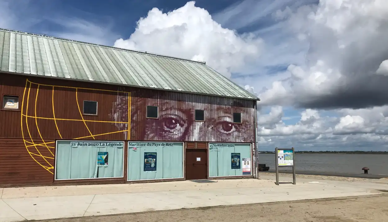 peinture d'un hangar au bord de loire du visage de Jacques-Noël SANÉ