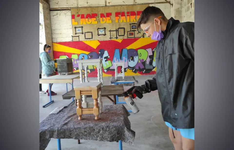 2 jeunes qui restorent et peignent des meubles